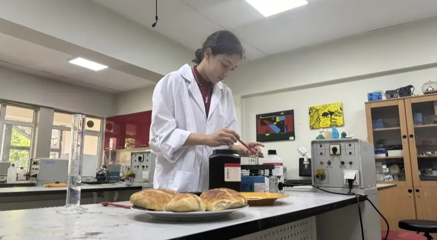 Ortaokul öğrencisi, bitki özlerinden ekmeğin küflenmesini geciktiren katkı maddesi üretti