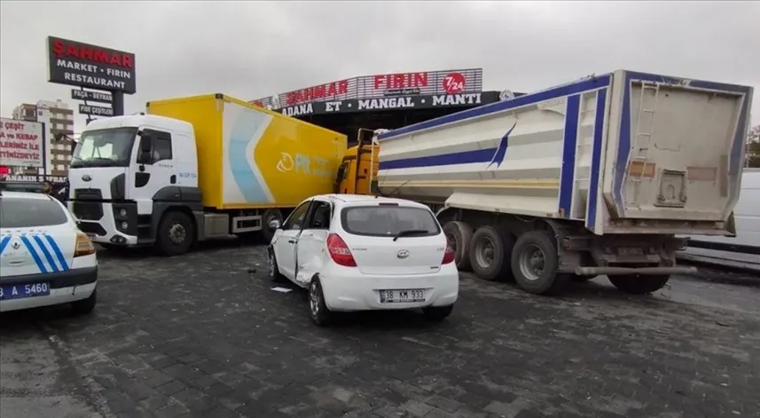 6 aracın karıştığı zincirleme trafik kazasında 6 kişi yaralandı