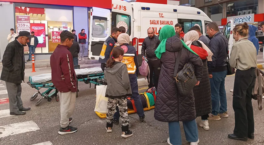 Otomobilin çarptığı anne ve oğlu yaralandı