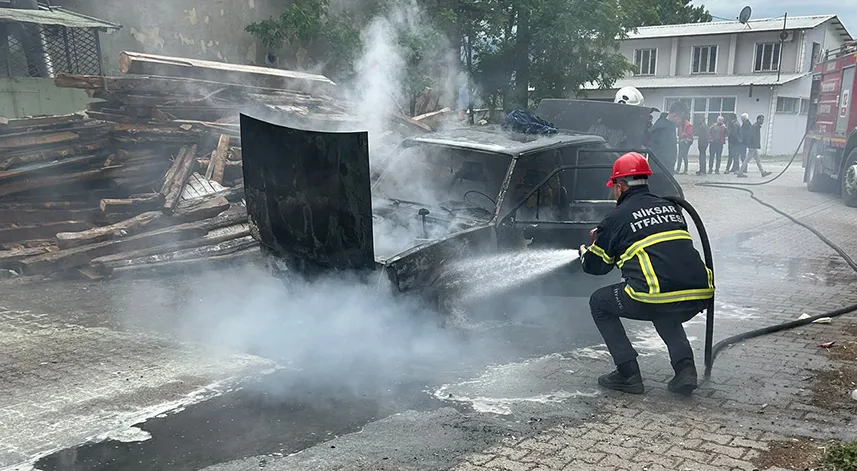Çıkan yangında otomobilde hasar oluştu
