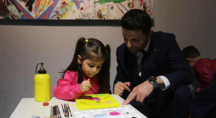 5 yaşındaki ikiz kardeşler yaptıkları resimler ile görenleri hayran bırakıyor