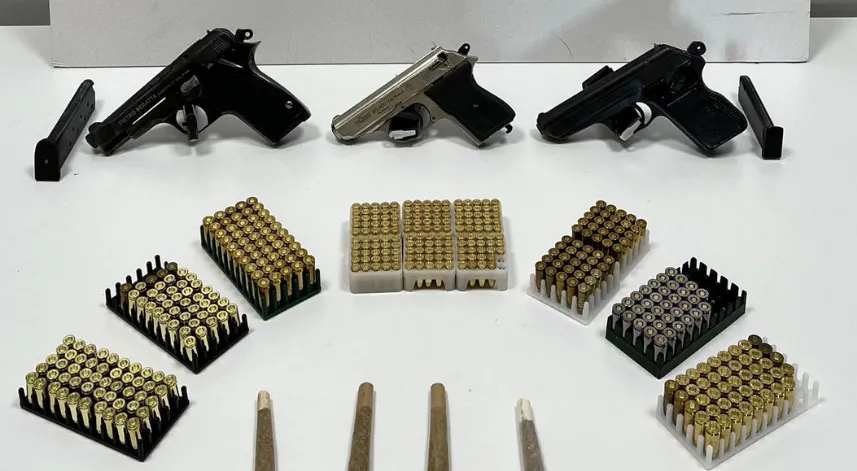 Kaçakçılık operasyonunda çelik kasaya gizlenmiş silah ve uyuşturucu bulundu