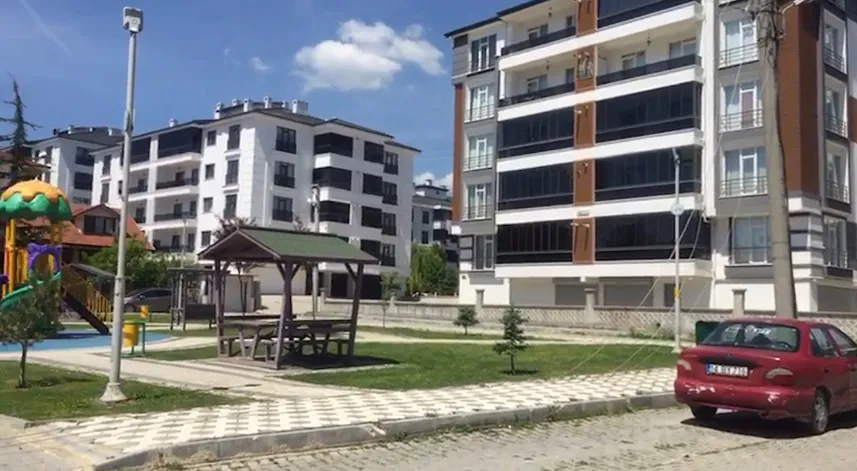 Çöp kamyonunun çarpmasıyla elektrik telleri koptu