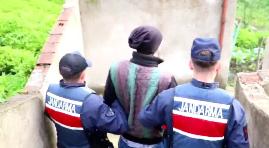 Rize'de 4 yıldır aranan şüpheli tezgahın arkasında yakalandı