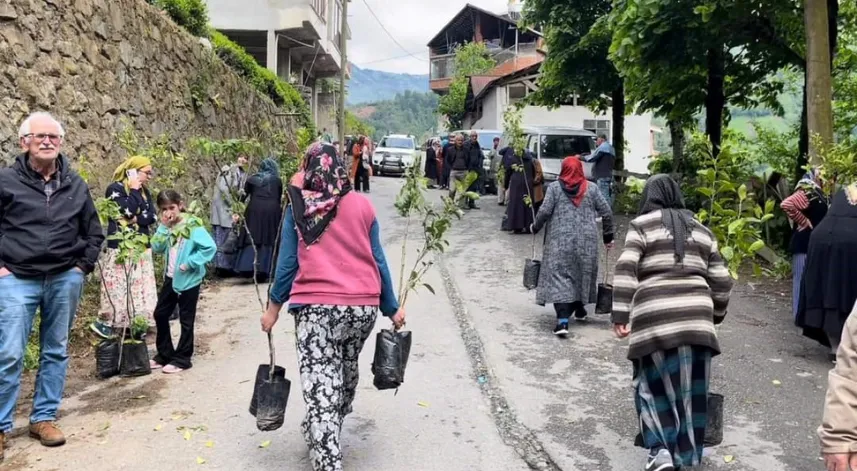 Çamlıhemşin’de bin meyve fidanı ve 300 ata tohumu dağıtıldı