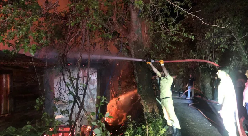 Çıkan yangında 2 ev kullanılamaz hale geldi