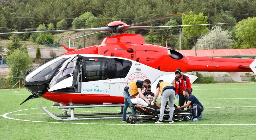 Testere ile parmağı kesilen kişi ambulans helikopterle Trabzon'a sevk edildi
