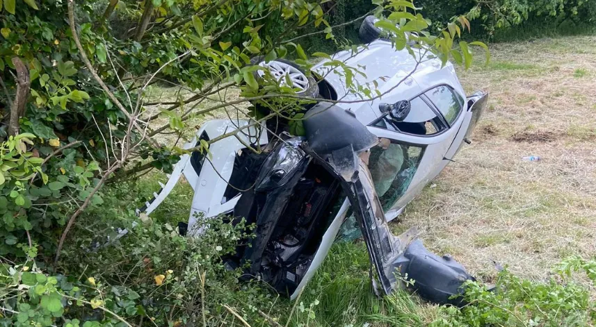 Devrilen Otomobildeki 3 Kişi Yaralandı