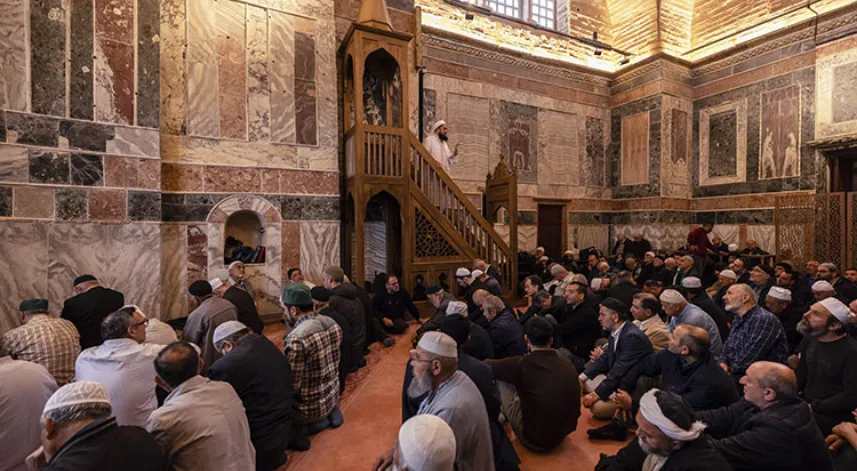 Tarihi camide 79 yıl sonra ilk cuma namazı kılındı