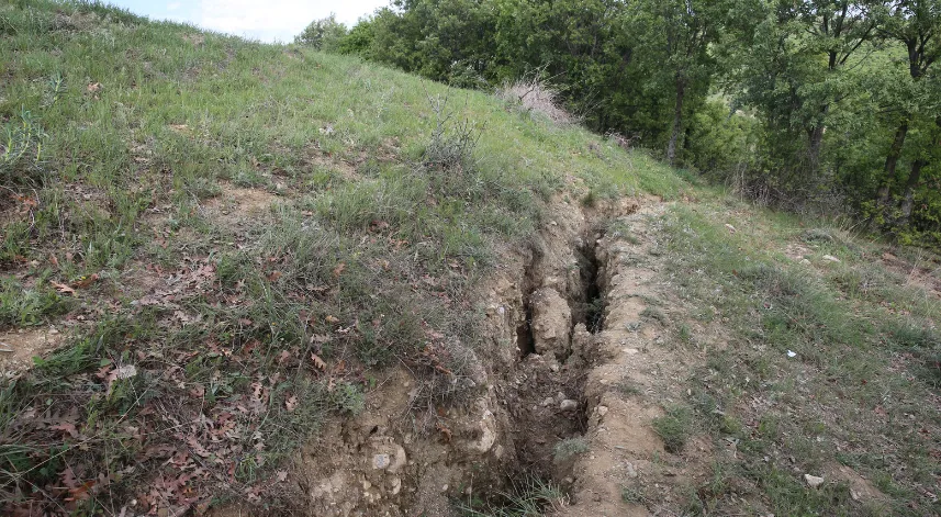 Arazide derin çatlaklar ortaya çıktı