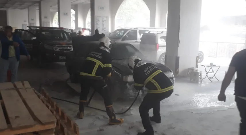 Yangında otomobilde hasar oluştu