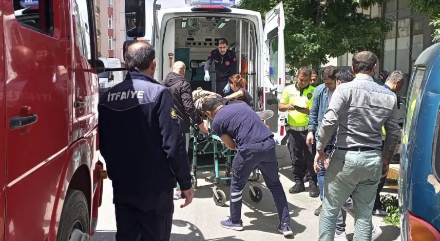 Ağaca çarpan minibüsün sürücüsü yaralandı