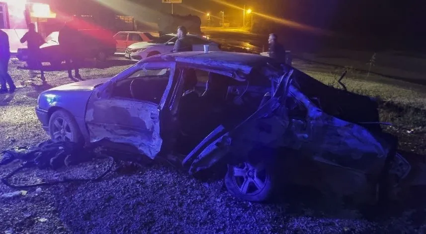 Silobas dorse takılı tır ile çarpışan otomobildeki 1 kişi öldü, 4 kişi yaralandı