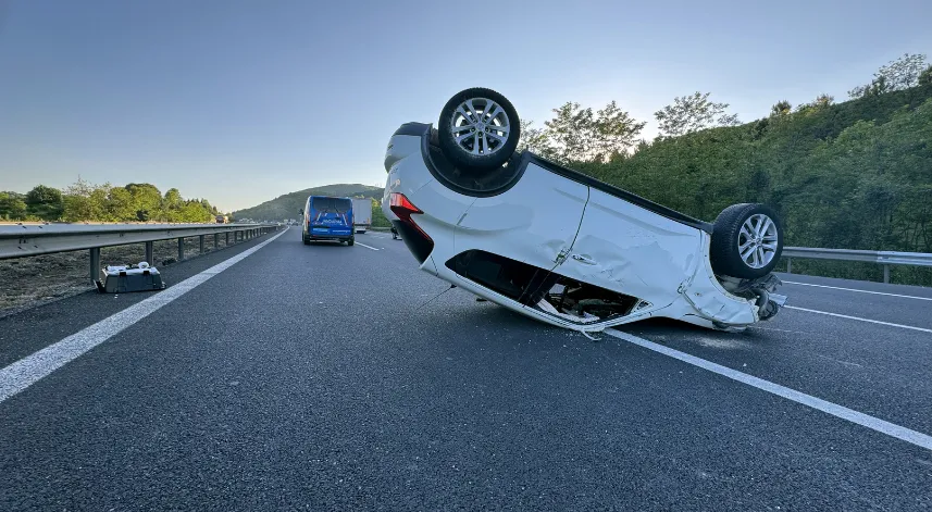 Tıra çarpan cipteki 3 kişi yaralandı