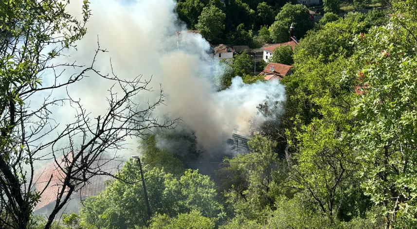 Çıkan yangında 2 katlı ev kullanılamaz hale geldi