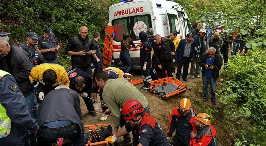 Rize'de otomobil uçuruma yuvarlandı: 1 ölü 4 yaralı 