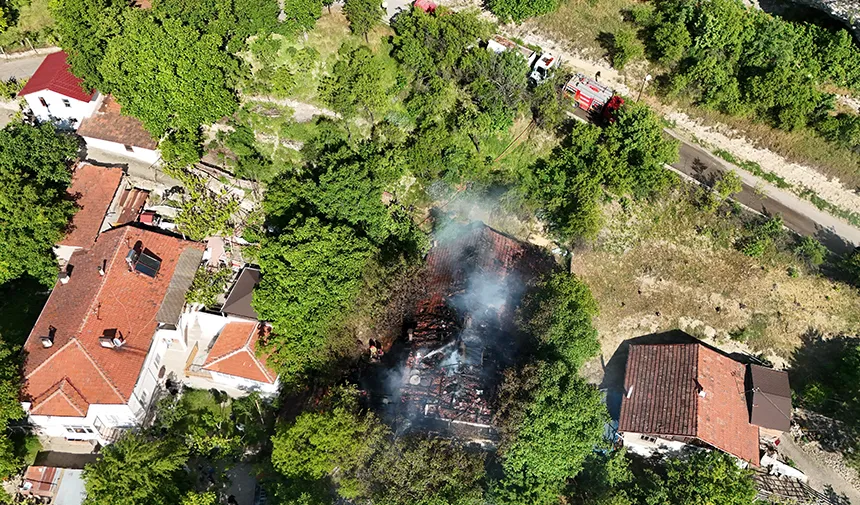 Çıkan yangında 2 katlı ev kullanılamaz hale geldi
