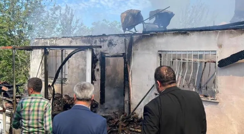 Alevlere teslim olan ev kullanılmaz hale geldi