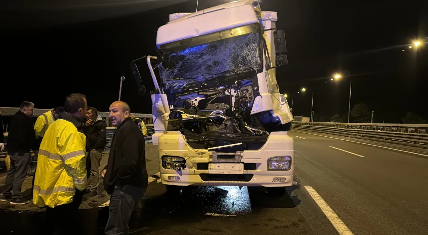 Hurdaya dönen tırın sürücüsü kazadan yara almadan kurtuldu