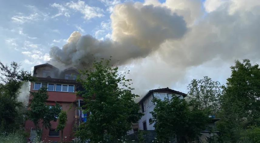 15 ay önce evlendiği kocasının evini yakıp yangını izledi