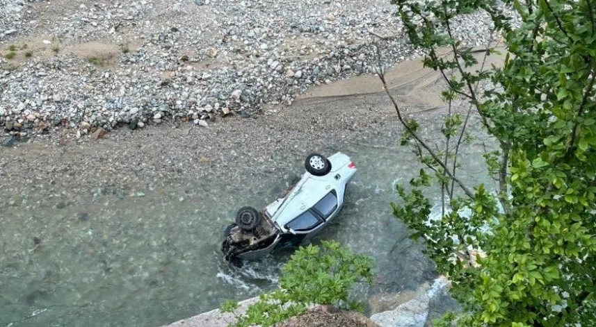 Dereye devrilen otomobilin sürücüsü öldü