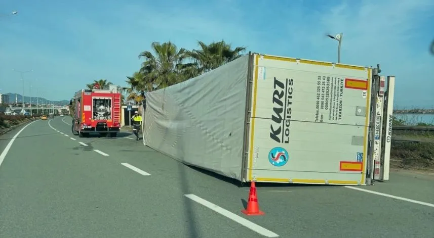 Rize'de sürücüsünün kontrolünden çıkan tır devrildi