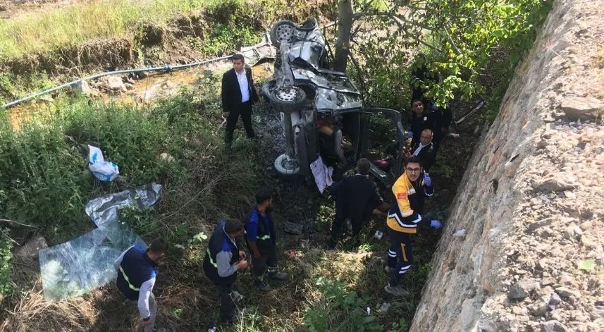 İstinat duvarından düşen otomobildeki 3 kişi yaralandı