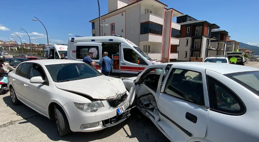 İki otomobilin çarpıştığı kazada 4 kişi yaralandı