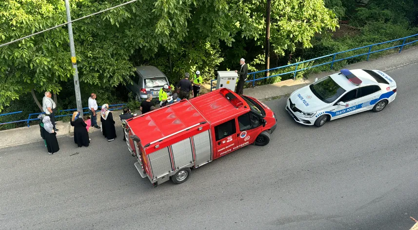 Korkuluklara çarpan otomobilin sürücüsü kazadan yara almadan kurtuldu