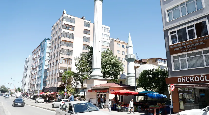 Çay ocağının üzerinde yükselen minare görenleri şaşırtıyor