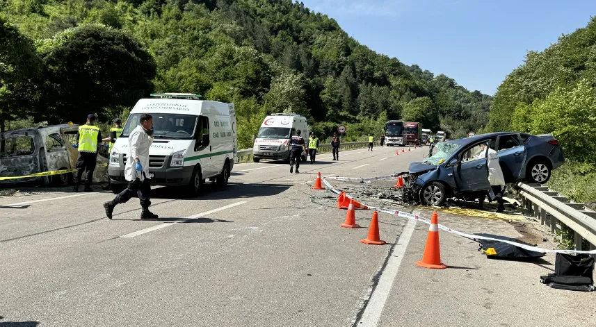 Otomobille sağlık personelinin bulunduğu araç çarpıştı: 4 ölü, 2 yaralı