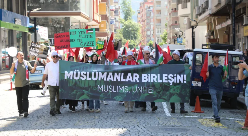 Rize'de öğretmen ve öğrenciler İsrail'i protesto etti