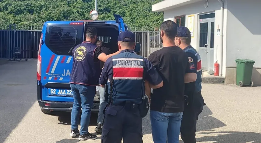 Hırsızlık iddiasıyla 2 şüpheli tutuklandı