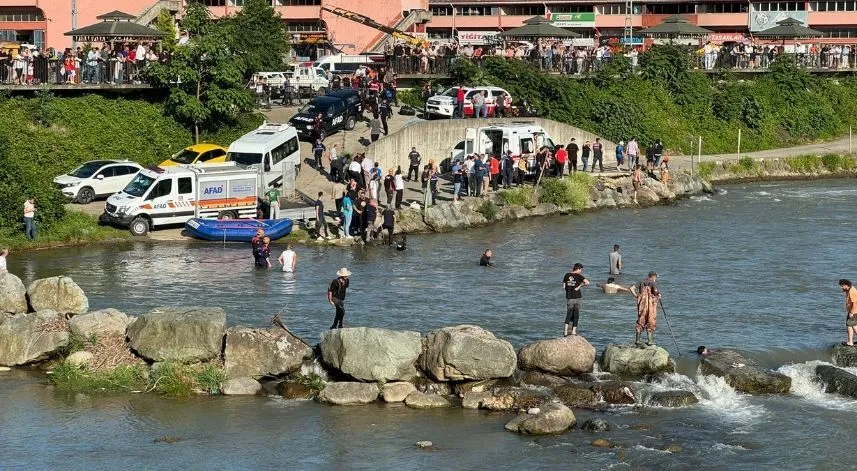 Ardeşen'de serinlemek için dereye giren çocuklar akıntıya kapıldı