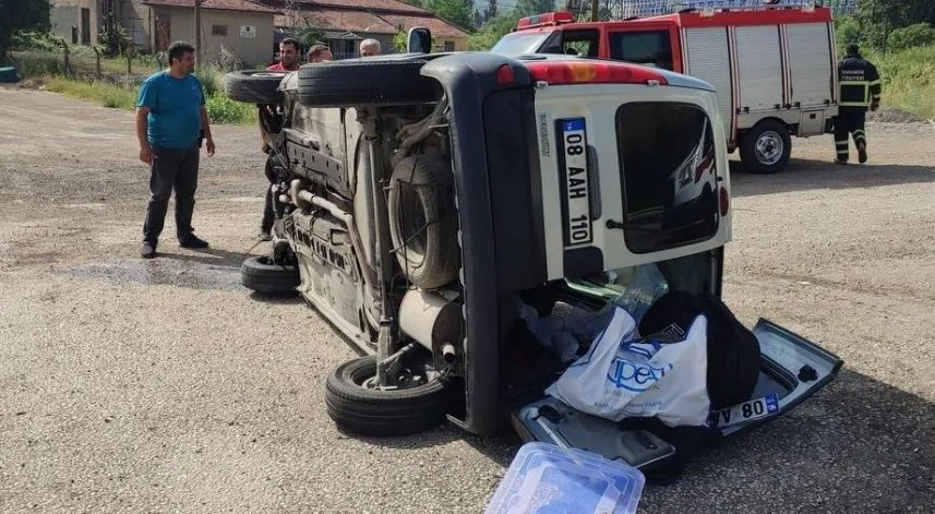 Devrilen hafif ticari aracın sürücüsü yaralandı