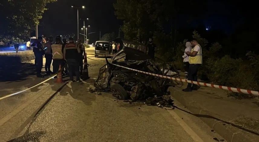 Beton mikseri ile çarpışan otomobilin sürücüsü öldü