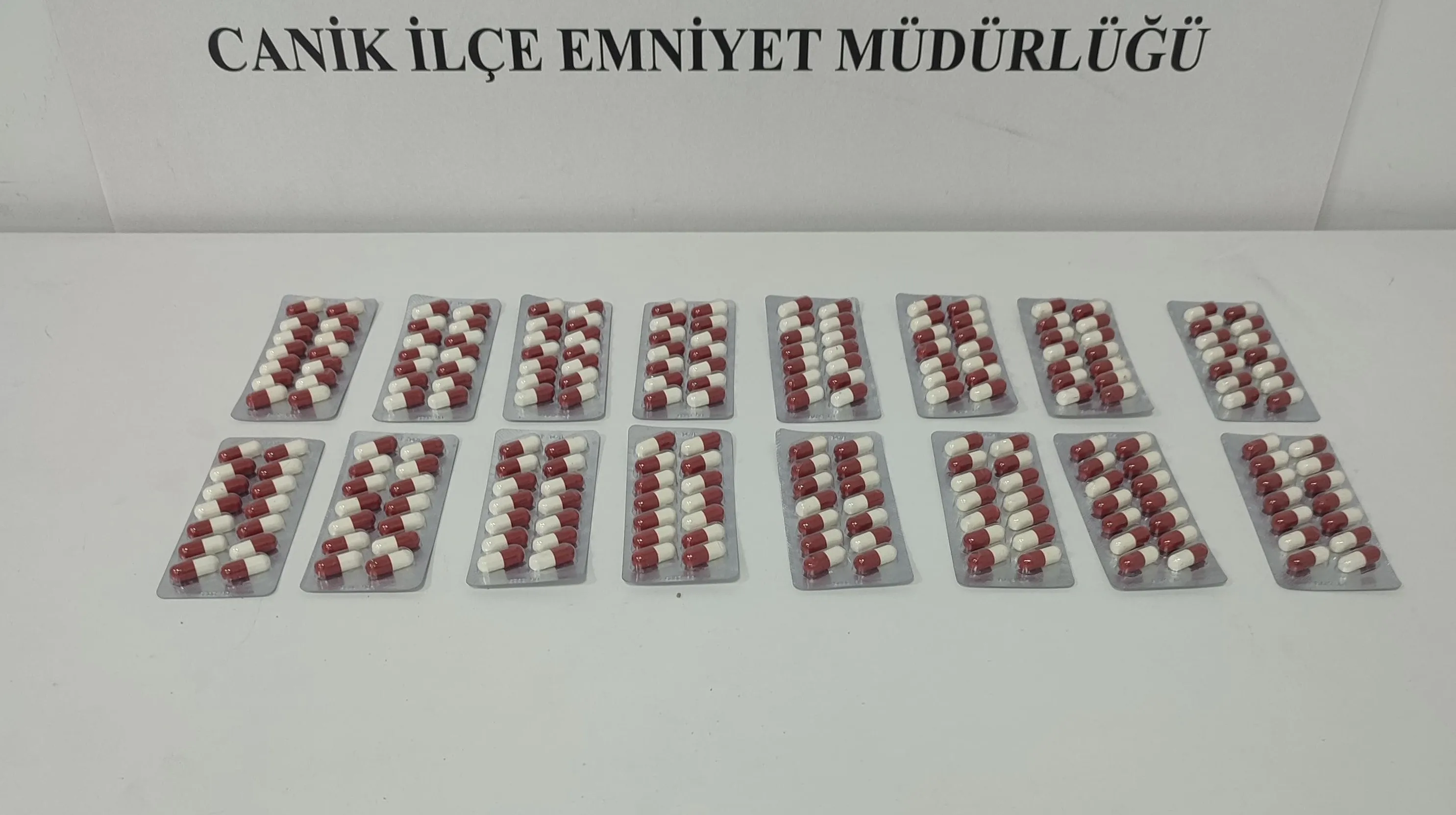 Polisin durdurmak istediği araçtan uyuşturucu atan 3 kişi gözaltına alındı