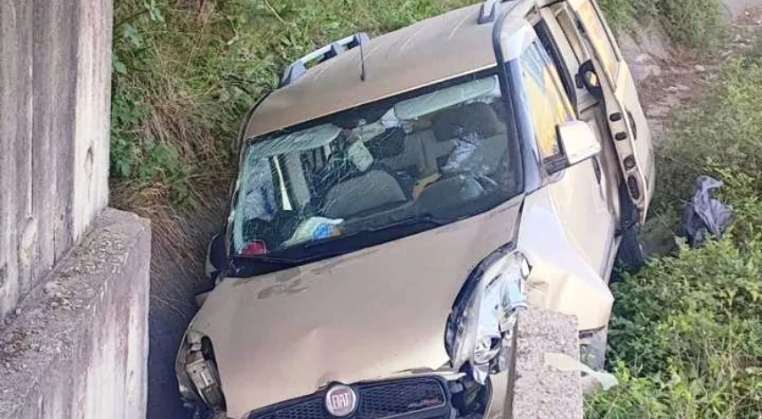 Hafif ticari aracın devrildiği kazada 4 kişi yaralandı