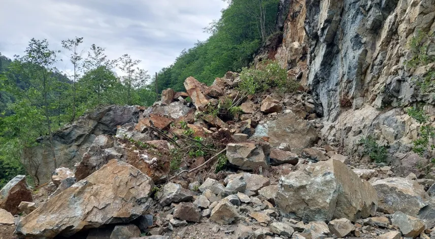 Giresun'da köy grup yolu heyelan nedeniyle ulaşıma kapandı