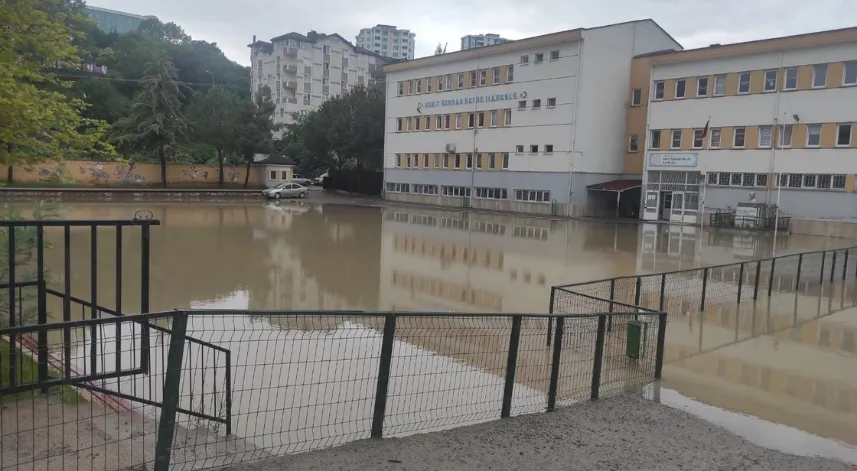 Sağanak su baskınlarına neden oldu