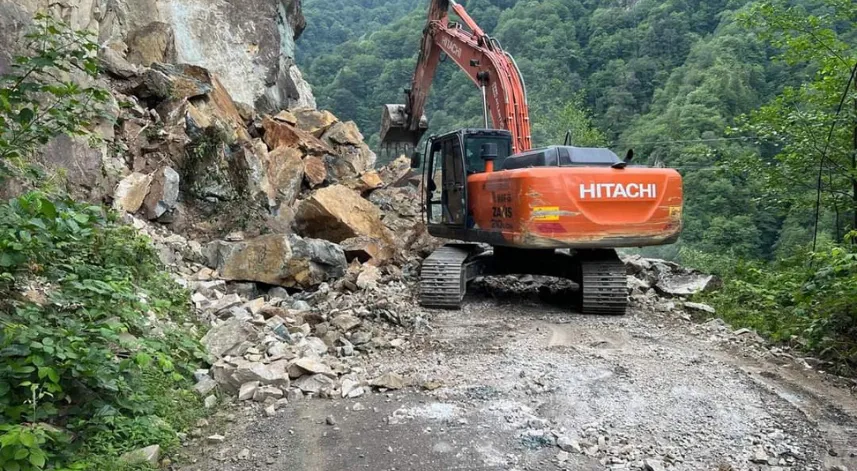 Giresun'da heyelan sonucu kapan köy grup yolu açıldı