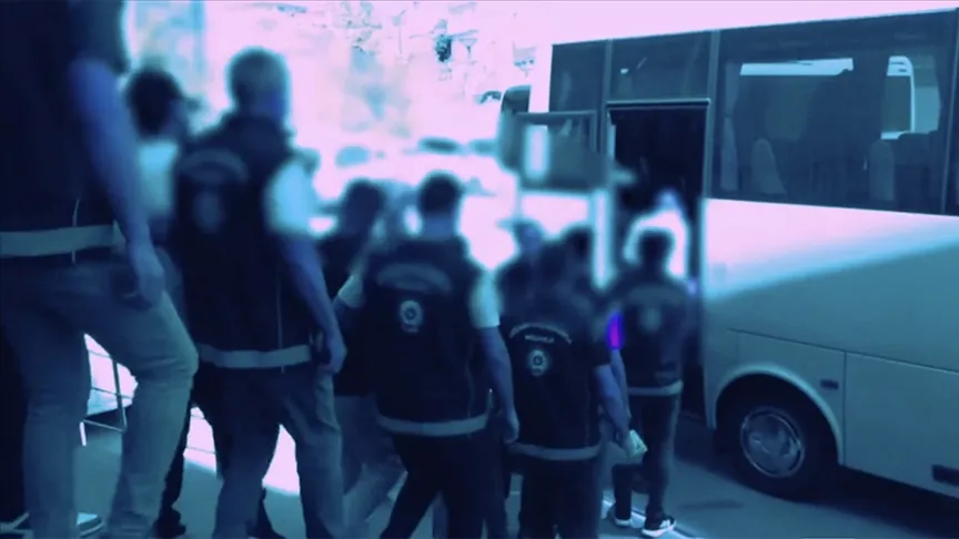 149 göçmen kaçakçısı ve 2 bin 563 düzensiz göçmen yakalandı