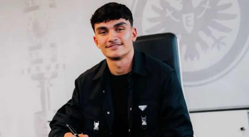 Rizeli futbolcu yeni takımı ile sözleşme imzaladı