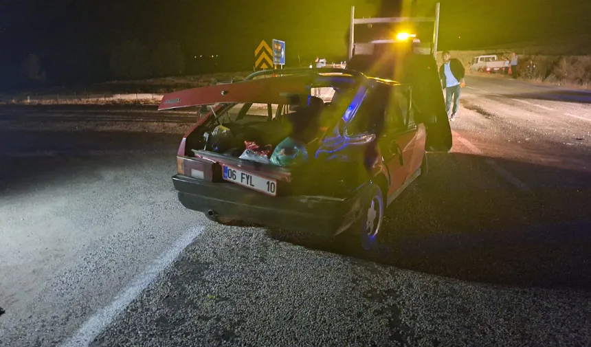 Hafif ticari araçla çarpışan otomobilin sürücüsü yaralandı