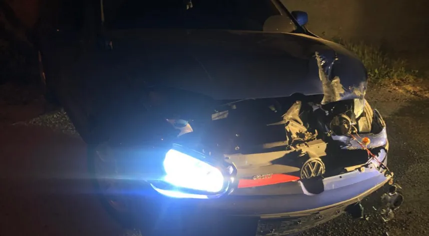 Polis kontrolünden kaçan zanlılar, otomobille evin duvarına çarptı