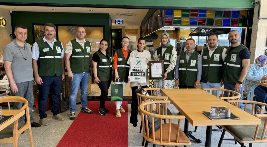 Rize'de iş yerinde tütün kullanımına izin vermeyen 5 işletmeci 'Yeşilay gönül elçisi' oldu