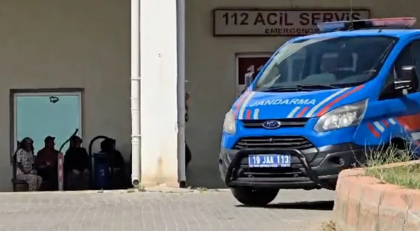 Emekli polisin silahla ateş ettiği bir kişi ile 2 oğlundan biri öldü