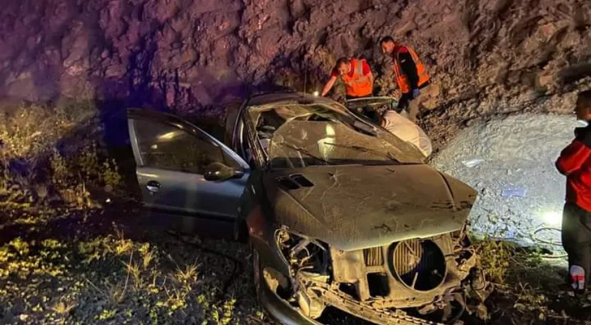 Su kanalına devrilen otomobildeki 1 kişi öldü, 2 kişi yaralandı
