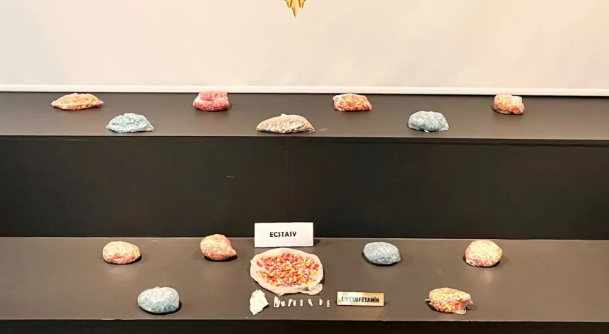 Buzdolabı, gardırop ve ayakkabılığa gizlenmiş uyuşturucu ele geçirildi