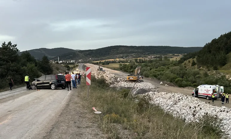 İki otomobilin çarpıştığı kazada 2'si çocuk 9 kişi yaralandı